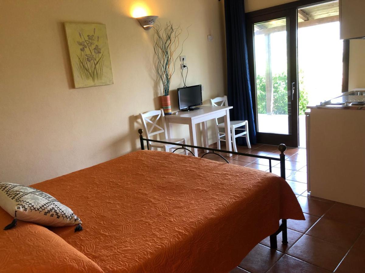Agriturismo Campesi Casale Tra Le Vigne Aglientu Bagian luar foto