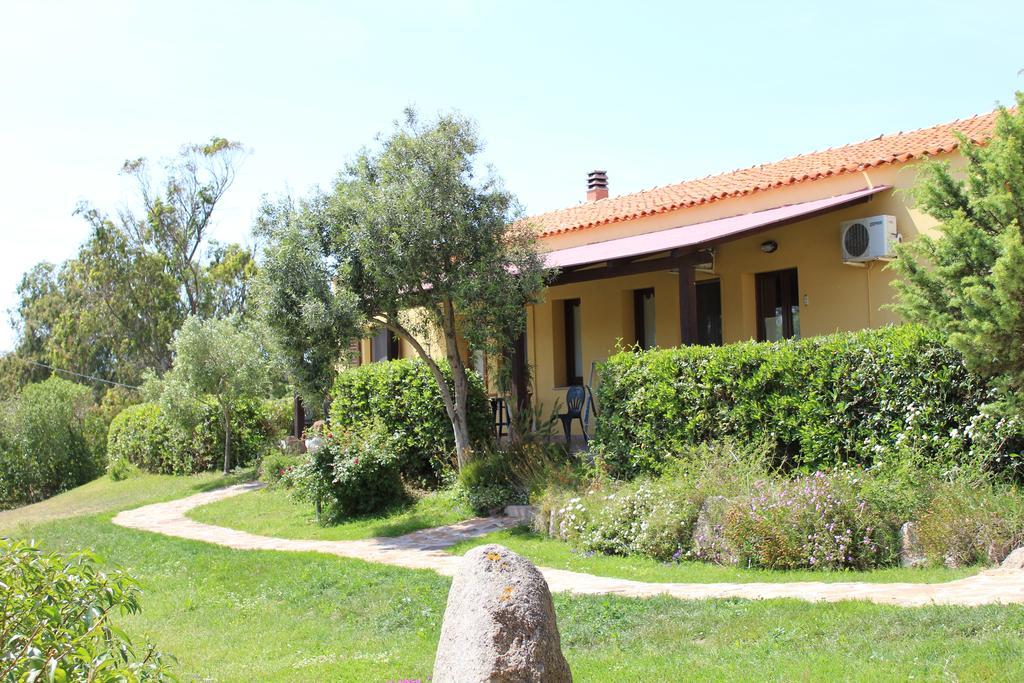 Agriturismo Campesi Casale Tra Le Vigne Aglientu Bagian luar foto