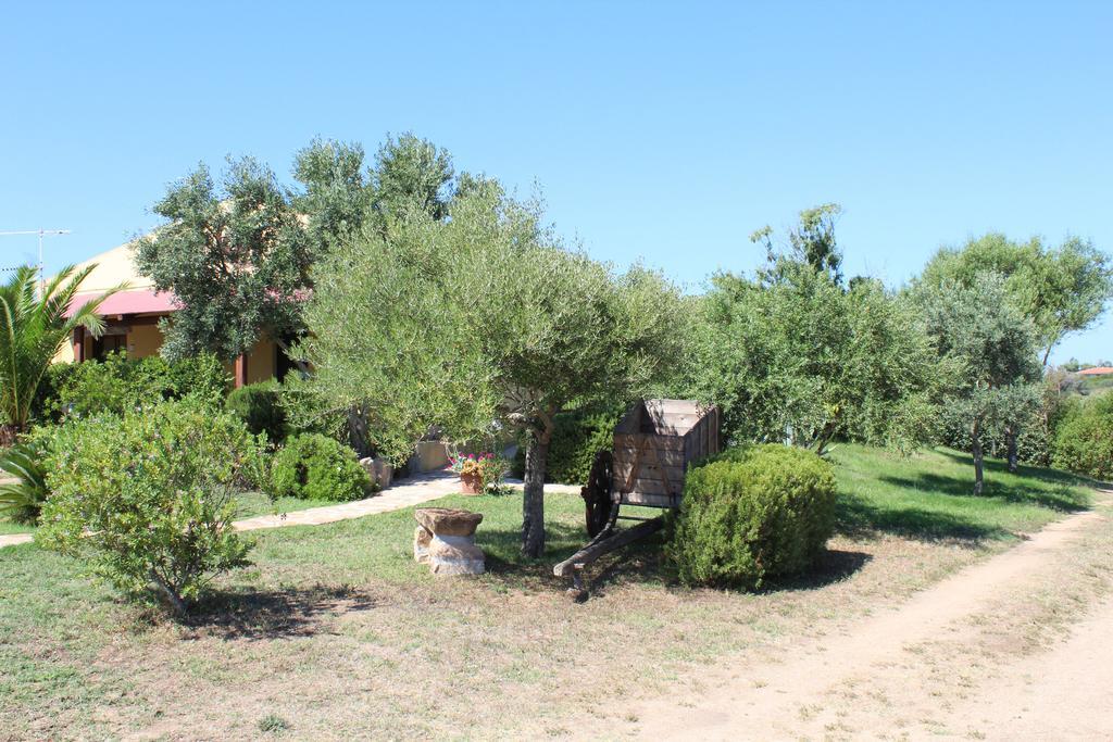 Agriturismo Campesi Casale Tra Le Vigne Aglientu Bagian luar foto