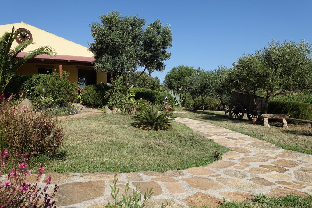 Agriturismo Campesi Casale Tra Le Vigne Aglientu Bagian luar foto