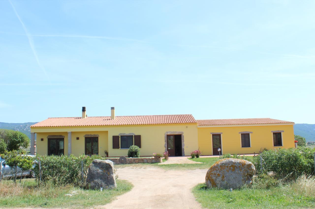 Agriturismo Campesi Casale Tra Le Vigne Aglientu Bagian luar foto