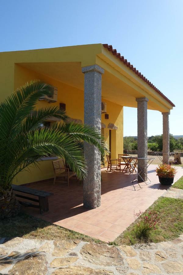 Agriturismo Campesi Casale Tra Le Vigne Aglientu Bagian luar foto