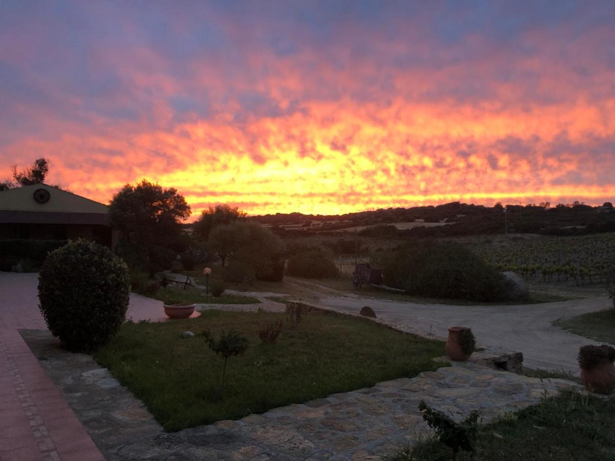 Agriturismo Campesi Casale Tra Le Vigne Aglientu Bagian luar foto